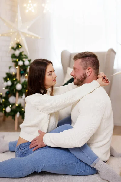 Glückliches Junges Paar Umarmt Sich Heimischen Weihnachtsbaum — Stockfoto