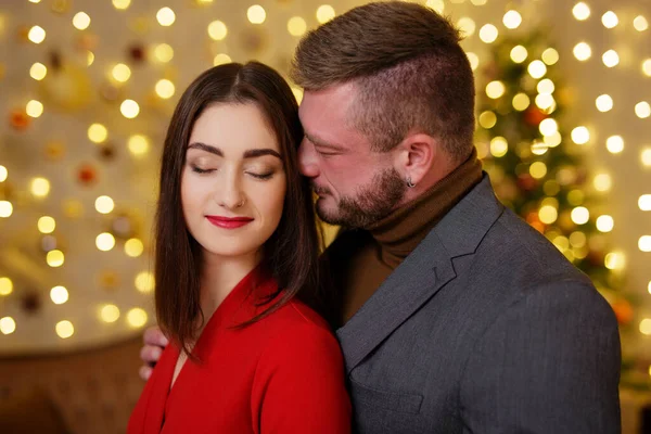 Şık Sevgi Dolu Bir Çift Noel Süslemesinde Eğleniyor — Stok fotoğraf