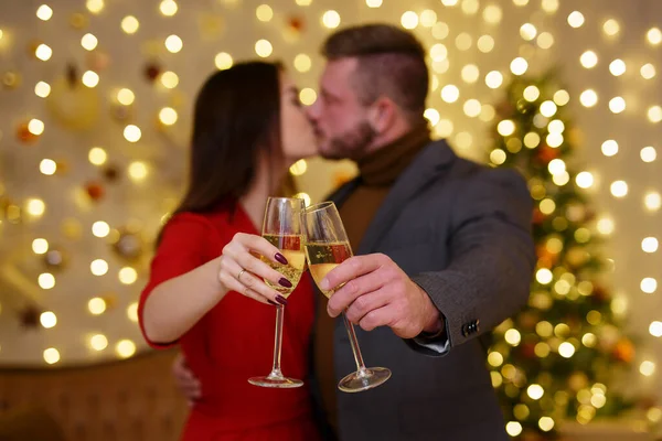 Junges Paar Küsst Und Hält Champagnerglas Weihnachtlich Dekorierten Zimmer — Stockfoto
