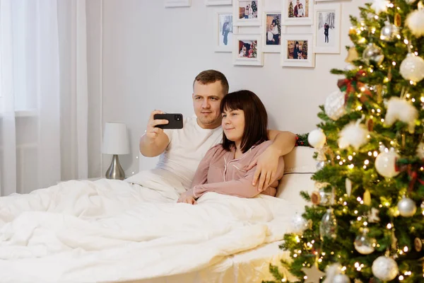 Jul Och Familj Koncept Unga Par Tar Selfie Foto Med — Stockfoto