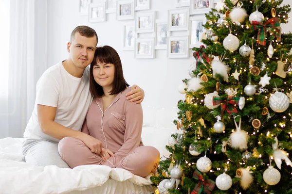 크리스마스 사랑의 크리스마스 트리와 장식된 침실에 사랑에 — 스톡 사진