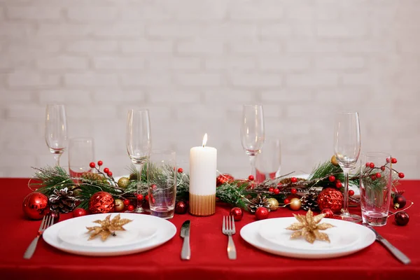 Διακοσμημένο Κόκκινο Τραπέζι Για Χριστούγεννα Δείπνο Αντίγραφο Χώρου Στον Τοίχο — Φωτογραφία Αρχείου