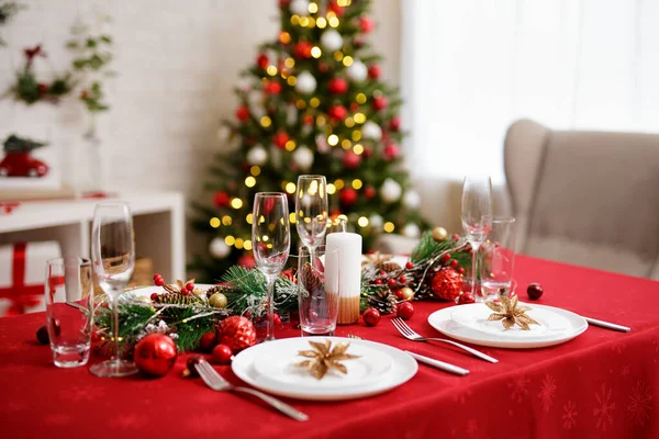 크리스마스 장식된 거실에서 크리스마스 식사를 아름다운 식탁을 — 스톡 사진