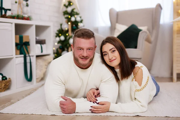 Junges Paar Liegt Auf Teppich Weihnachtlich Dekoriertem Zimmer — Stockfoto