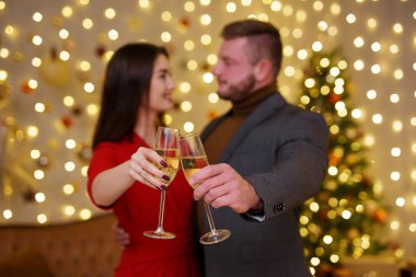 Şampanya kadehiyle kadın ve erkek ellerine yaklaş.