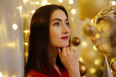 Düşünen kadının Noel süslemelerindeki portresi