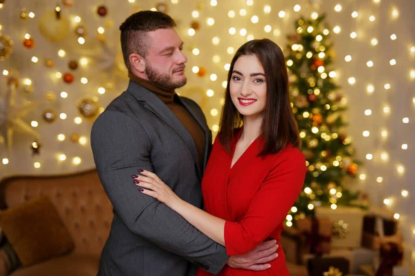 ハンサムな男見ます上の女性でクリスマスの装飾 — ストック写真