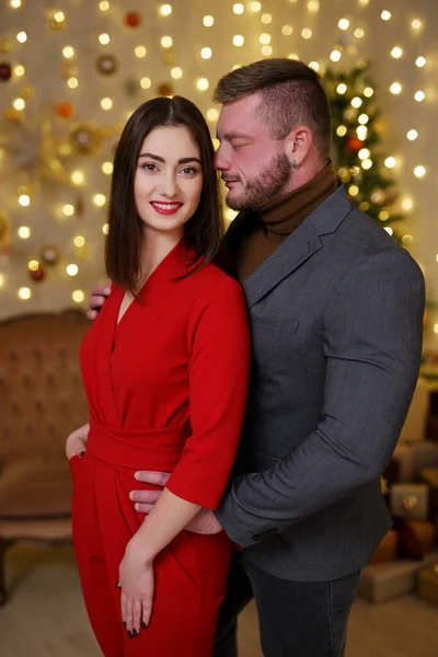 クリスマスの装飾された部屋の若い男と女の肖像 — ストック写真