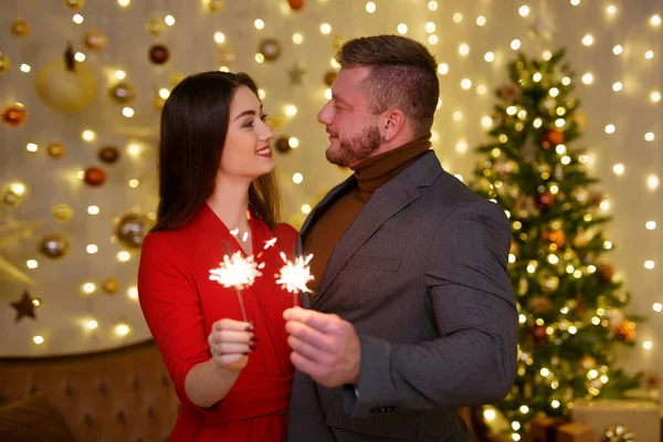 Happy Lovely Couple Posing Sparklers Christmas Decorated Room — ストック写真