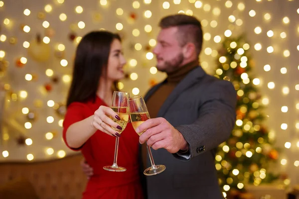 Großaufnahme Von Weiblichen Und Männlichen Händen Mit Champagnerglas — Stockfoto