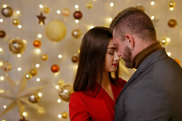 美しい優しいカップルはクリスマスの装飾で鼻に触れる — ストック写真