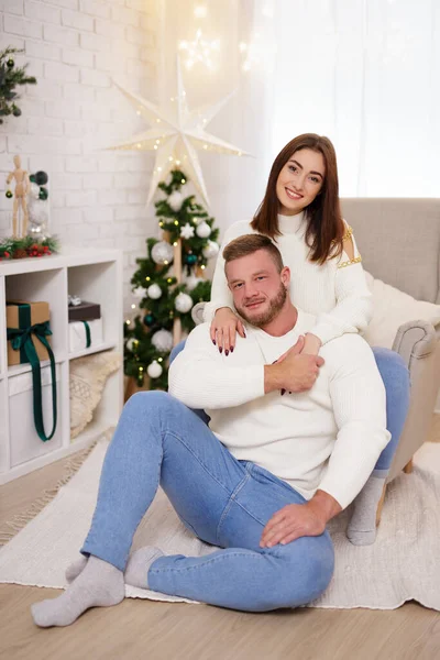 Junges Glückliches Paar Sitzt Weihnachtlich Dekoriertem Zimmer — Stockfoto