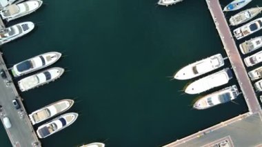 İspanya 'nın Alicante limanındaki tekne ve yatların havadan görünüşü