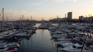 İspanya Alicante limanında güzel gün batımı, tekneler ve yatlar - hava manzarası