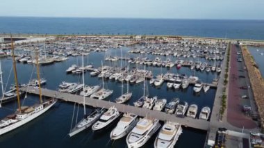 İspanya, Torrevieja limanındaki yat ve teknelerin hava görüntüsü