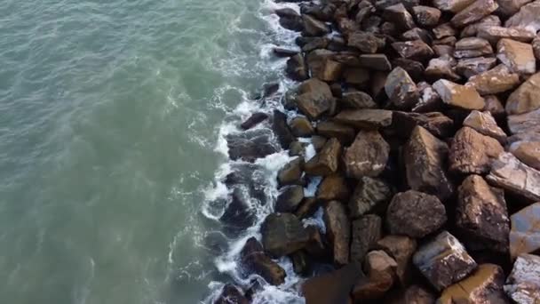 Όμορφη Εναέρια Άποψη Της Θάλασσας Κύματα Και Βραχώδη Ακτογραμμή Στην — Αρχείο Βίντεο