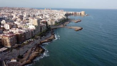 İspanya 'nın Torrevieja şehrinin güzel hava manzarası ve plajları