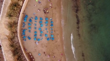 Yaz tatili ve turizm konsepti - Playa de Mal Pas, Benidorm, İspanya 'nın güzel hava manzarası