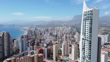seyahat, turizm, emlak ve iş konsepti - Benidorm, İspanya 'daki otellerin ve tırpancıların hava manzarası