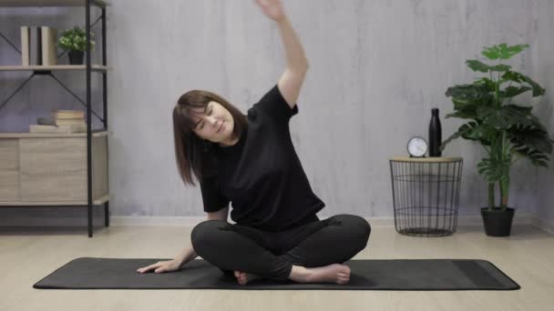 Giovane Bella Donna Che Yoga Casa — Video Stock