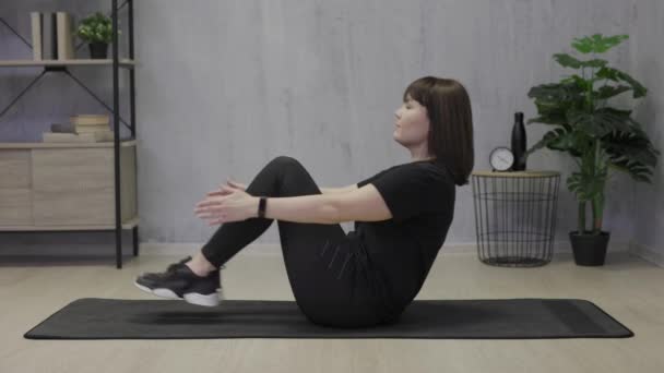 Młody Piękny Rozmiar Kobieta Robi Ćwiczenia Sportowe Dla Mięśni Brzucha — Wideo stockowe