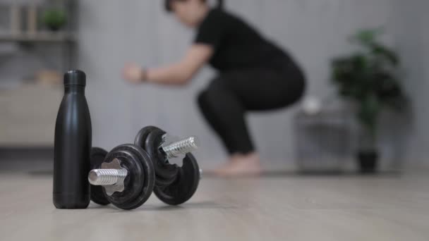 Bottle Water Dumbbells First Plan Sporty Woman Doing Squats Exercises — Vídeo de stock