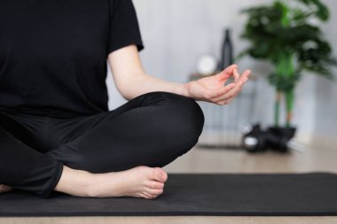 Yoga, meditasyon ve gevşeme konsepti. Yoga yapan bir kadının yoga pozu. Yoga minderinde poz vermesi.