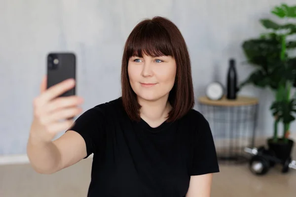 Šťastná Mladá Žena Fotit Selfie Chytrým Telefonem Před Nebo Tréninku — Stock fotografie