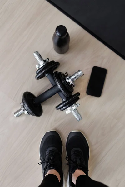 Spor Fitness Arka Planı Siyah Spor Ayakkabılı Kadın Bacaklarının Üst — Stok fotoğraf