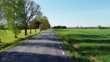 Manzaralı kırsal yolda koşan genç bir kadının hava manzarası