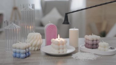 Masanın üzerinde renkli el yapımı mumlar var. Kadın elinin kapağı. Alevi özel bir şapkayla söndür.