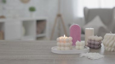 El yapımı mumlar ve fotokopi alanı evdeki masada.