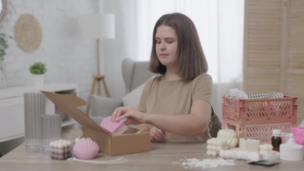 Frau Stellt Kerzen Hause Her Verpackt Produkte Für Den Versand — Stockvideo