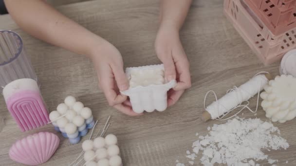 家でキャンドルを作る女性シリコーンキャンドル型から完成したキャンドルを取り出す女性の手を閉じて — ストック動画