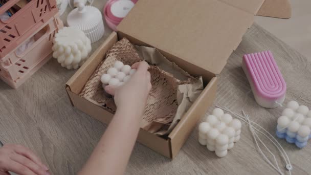 Gros Plan Des Mains Féminines Emballage Bougies Faites Main Pour — Video