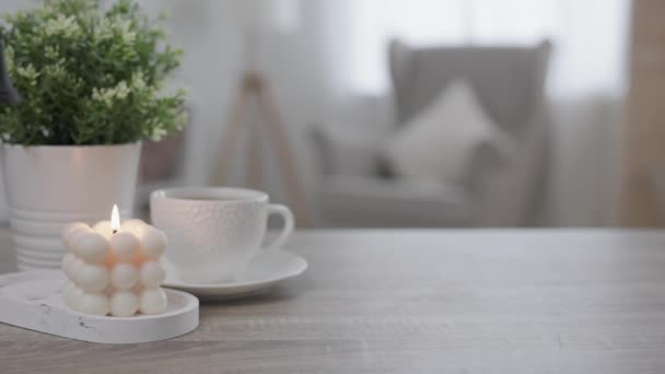Reggeli Háttér Csésze Kávé Növény Égő Gyertya Asztalon Otthon Női — Stock videók