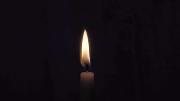 Nahaufnahme Der Brennenden Kerze Auf Dunklem Hintergrund — Stockvideo