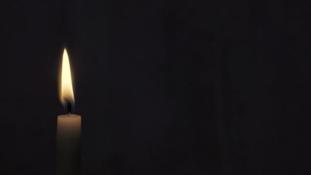 Nahaufnahme Von Kerzenflammenlichtern Und Löschen Über Schwarzem Hintergrund Mit Kopierraum — Stockvideo