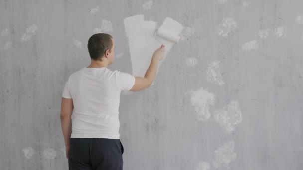 Zadní Pohled Malíře Muže Malování Stěny Válečkem Barvy Kopírovat Prostor — Stock video