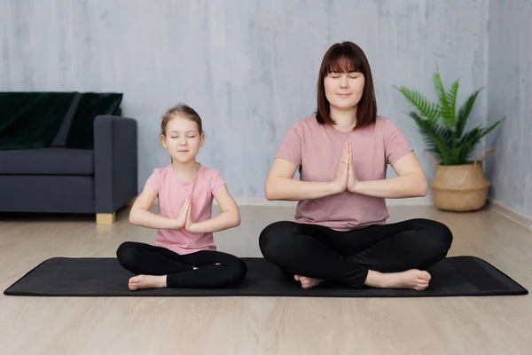 Madre Joven Con Hija Pequeña Practicando Yoga Sentada Postura Loto — Foto de Stock
