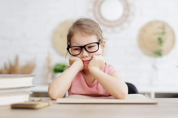 Çocukluk Eğitim Kavramı Yorgun Üzgün Stresli Küçük Kız Evde Ödev — Stok fotoğraf