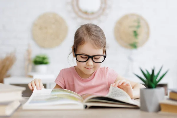 Çocukluk Eğitim Konsepti Evde Kitap Okuyan Sevimli Küçük Kız Öğrenci — Stok fotoğraf