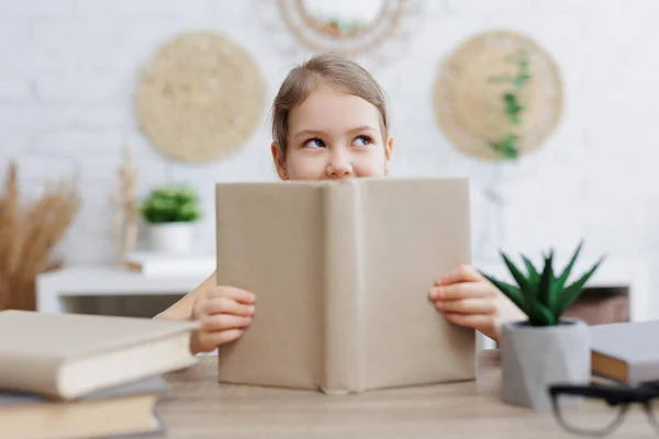 Çocukluk Eğitim Fikir Kavramı Kitap Okuyan Evde Bir Şeyler Hayal — Stok fotoğraf