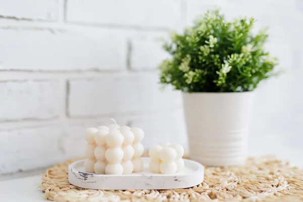 Velas Blancas Pie Con Planta Maceta Sobre Mesa — Foto de Stock