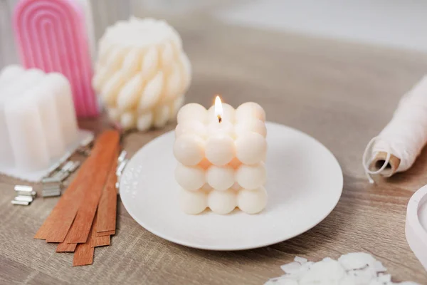 Спалювання Красивої Білої Свічки Керамічній Підставці — стокове фото