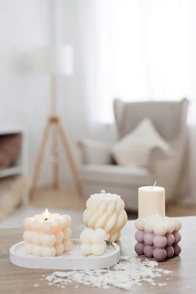 一套手工制作的蜡烛 并在家中木制桌子上复制空间 — 图库照片