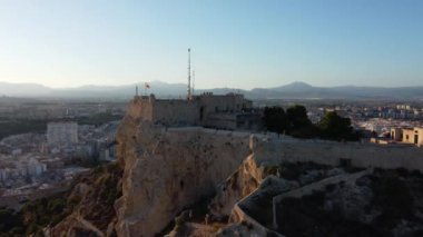 İspanya, Alicante 'de İspanyol bayrağı taşıyan Santa Barbara kalesinin güzel hava manzarası