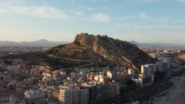İspanya 'nın Alicante şehrindeki Santa Barbara dağının hava manzarası