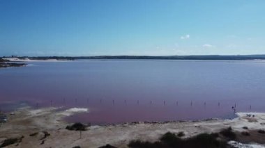 İspanya, Torrevieja 'daki pembe tuz gölünün güzel hava manzarası 