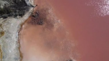 İspanya Torrevieja 'daki Las Salinas Pembe Tuz Gölü' nün güzel hava manzarası 